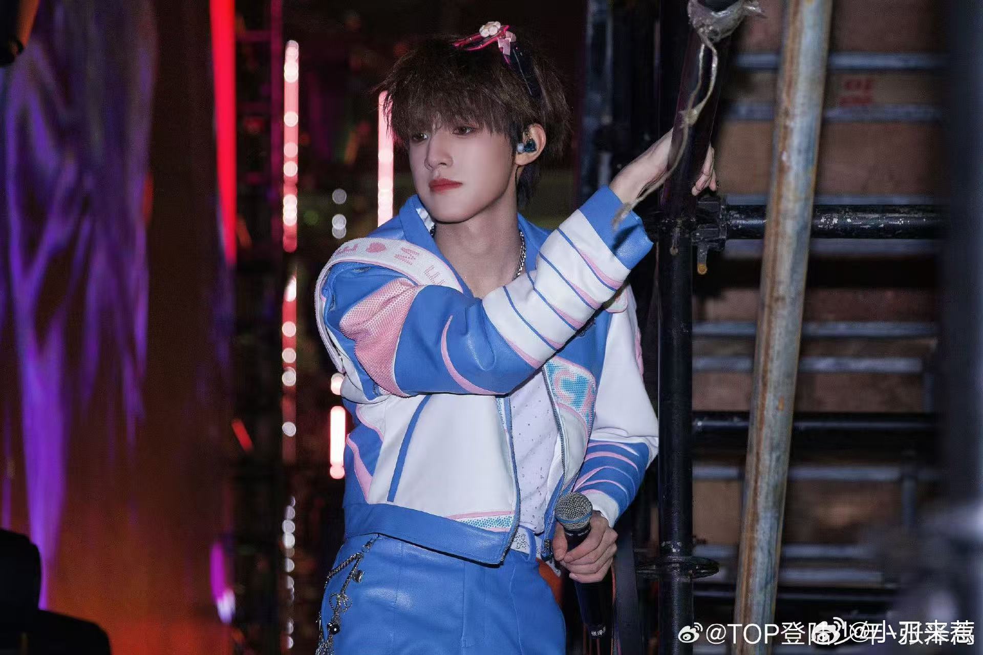 张泽禹2025最具话题人物第二 他真的一直在进步！从首唱会的青涩到现在“玩音乐”