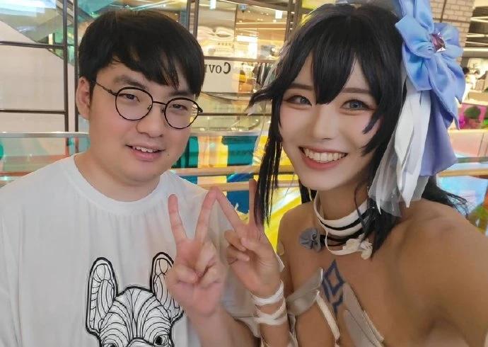 看看原神哥这淳朴的笑容，他夺冠的时候也就这样了吧？
不过不怪他喜形于色，跟崩坏3