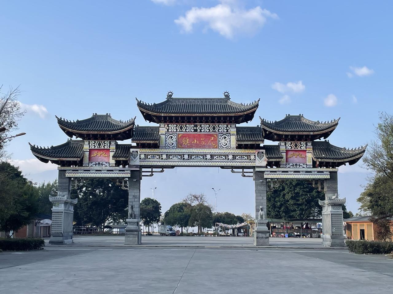 蒙自 蒙自市有个尼苏小镇。小镇紧邻一片湖水。这片湖水规模还不小。湖的名字是大屯海