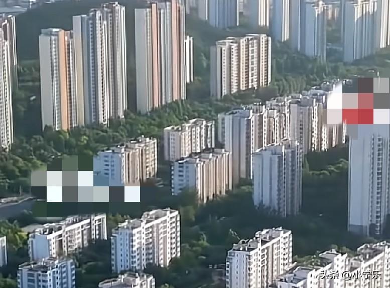 近日，济南领秀城小区的一女子，发现自家储藏室的用电异常，仔细核查后发现，配电箱的