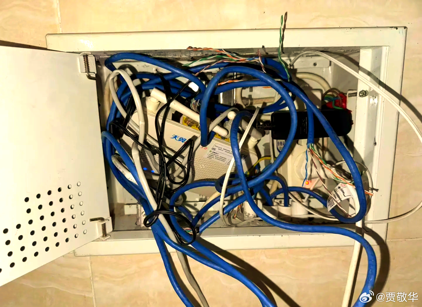 邻居刚才打电话问我，他儿子的婚房装修完了，弱电箱放不下路由器怎么办？我说现在很难