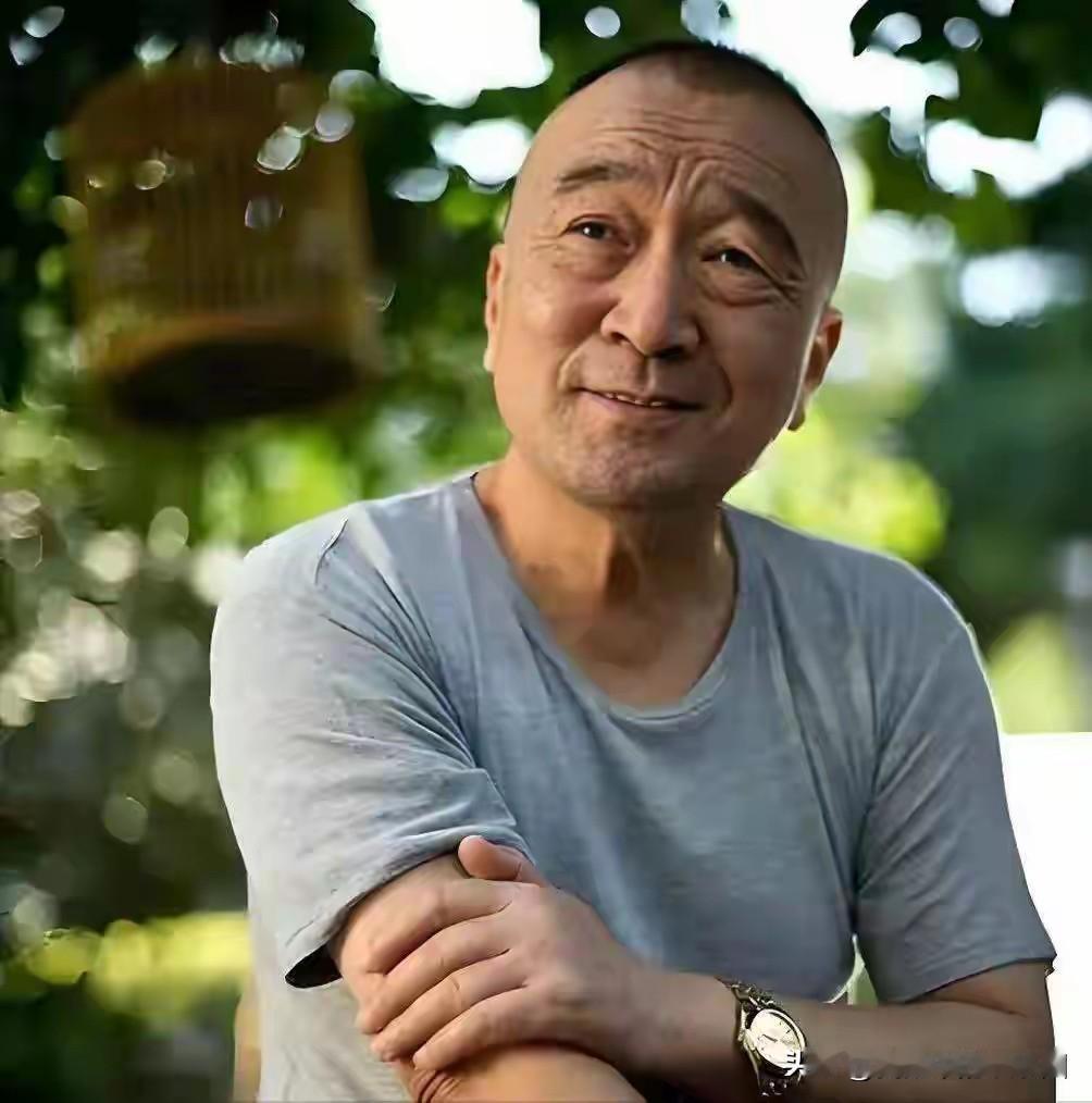 赞老戏骨李保田有骨气

在当今娱乐圈，不被金钱所诱惑的影视演员真的是屈指可数，李