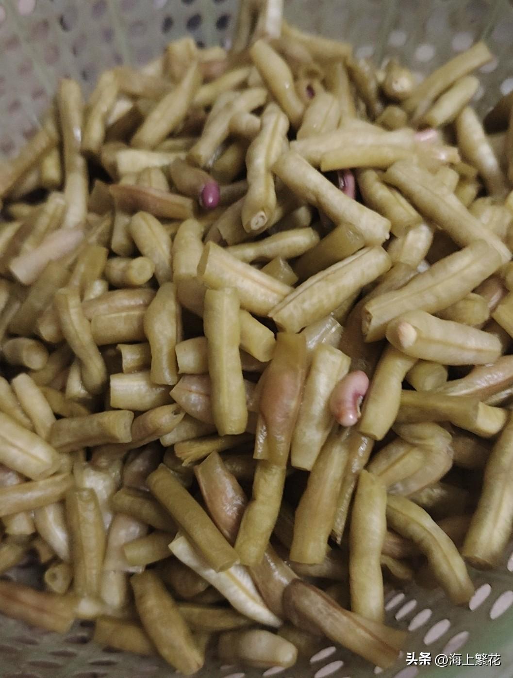 腌酸豆角，在农村是很普遍的现象，但是不是每个人都会腌酸豆角的，有些人腌出来的香豆