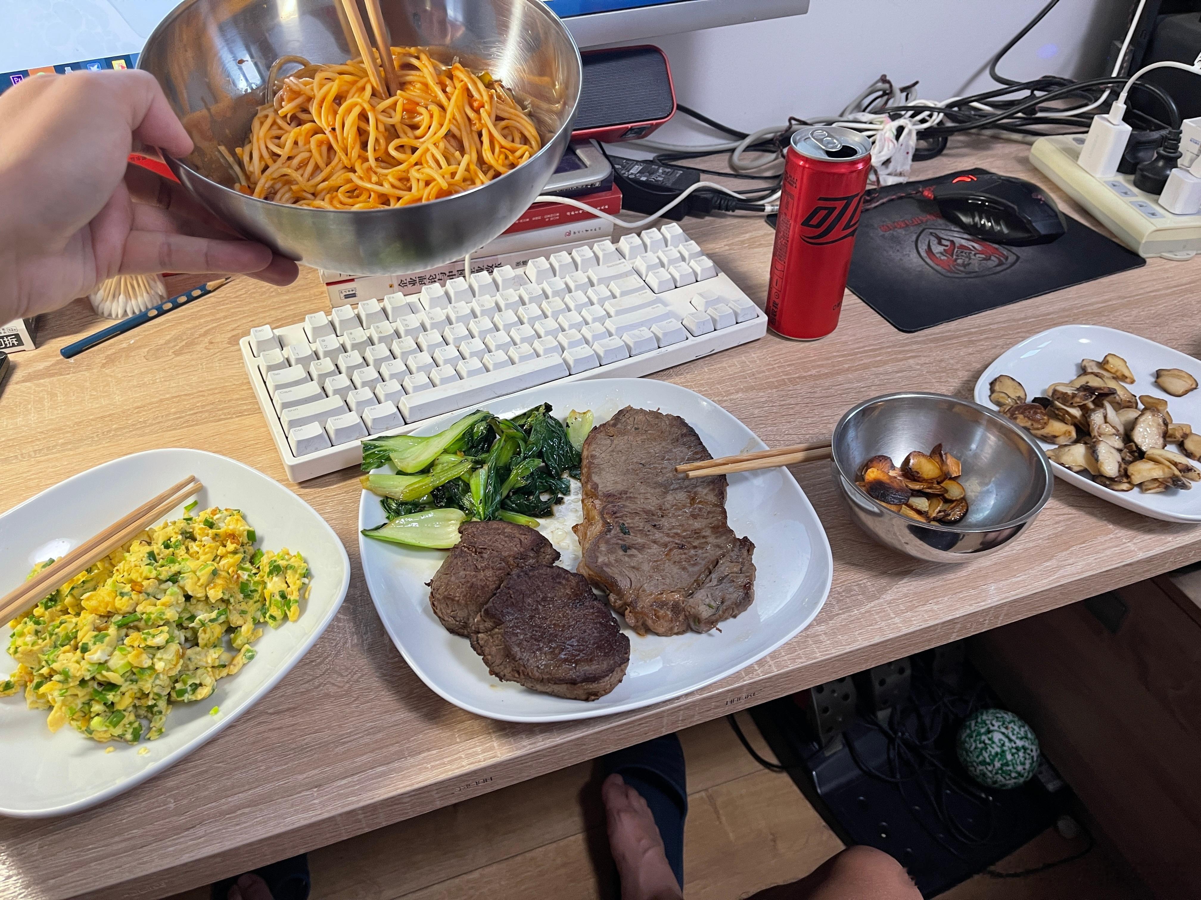 【一天一顿饭1/30】爽吃一顿，菲力➕西冷，炸蒜片，松茸，炒鸡蛋。剩下一点西冷吃