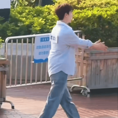李昀锐是幼儿园小朋友吧李昀锐蹦蹦跳跳进我心里了李昀锐童真气质拉满，蹦蹦跳跳瞬间俘