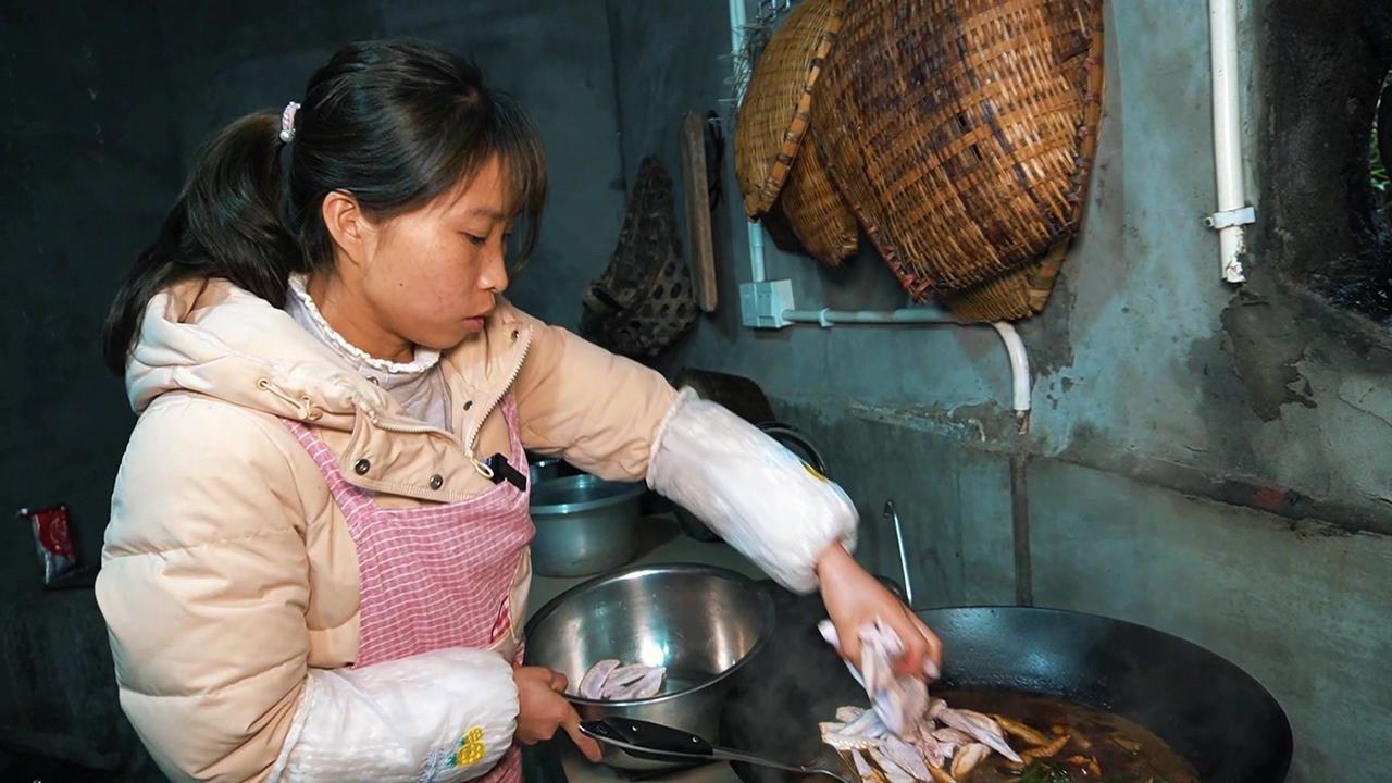 2021年冬天，河南商丘，90后女子22岁嫁人，生俩孩子，大伯哥因故不幸离世。谁