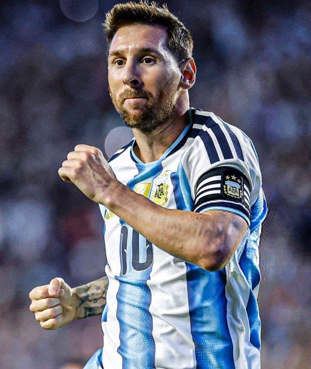 阿根廷球迷俱乐部 凭借对阵冰岛🇮🇸的进球，🇦🇷莱昂内尔·梅西以 38 岁