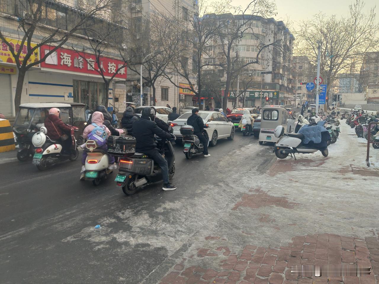 大雪过后第三天，路难走在早高峰期间出现，昨天融化后夜间复冻的冰疙瘩、冰雪胶着物成