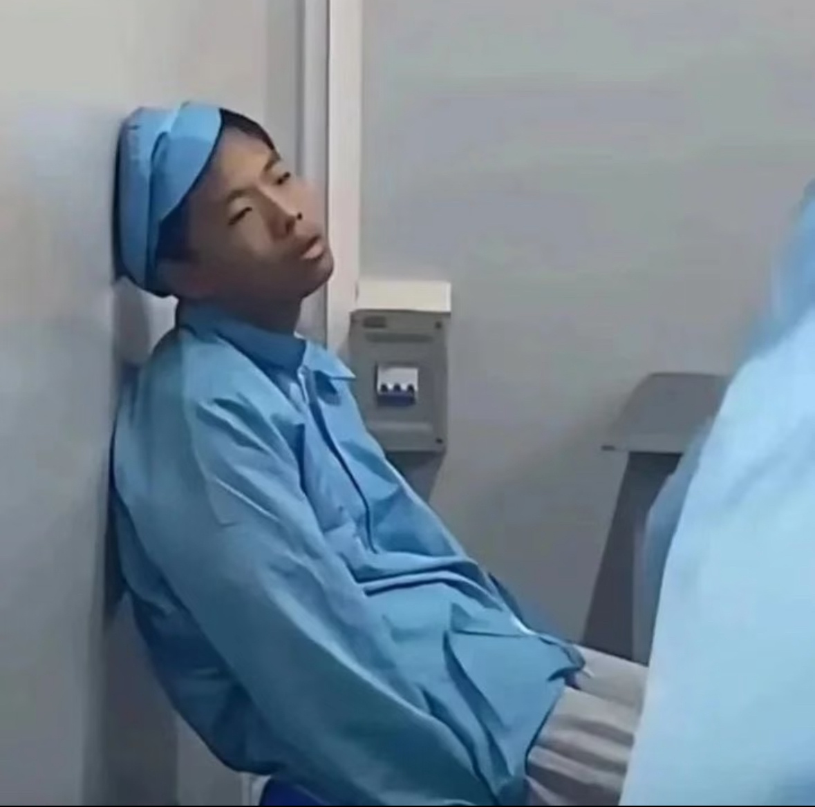 杨涵博每天上完学还要上班belike 