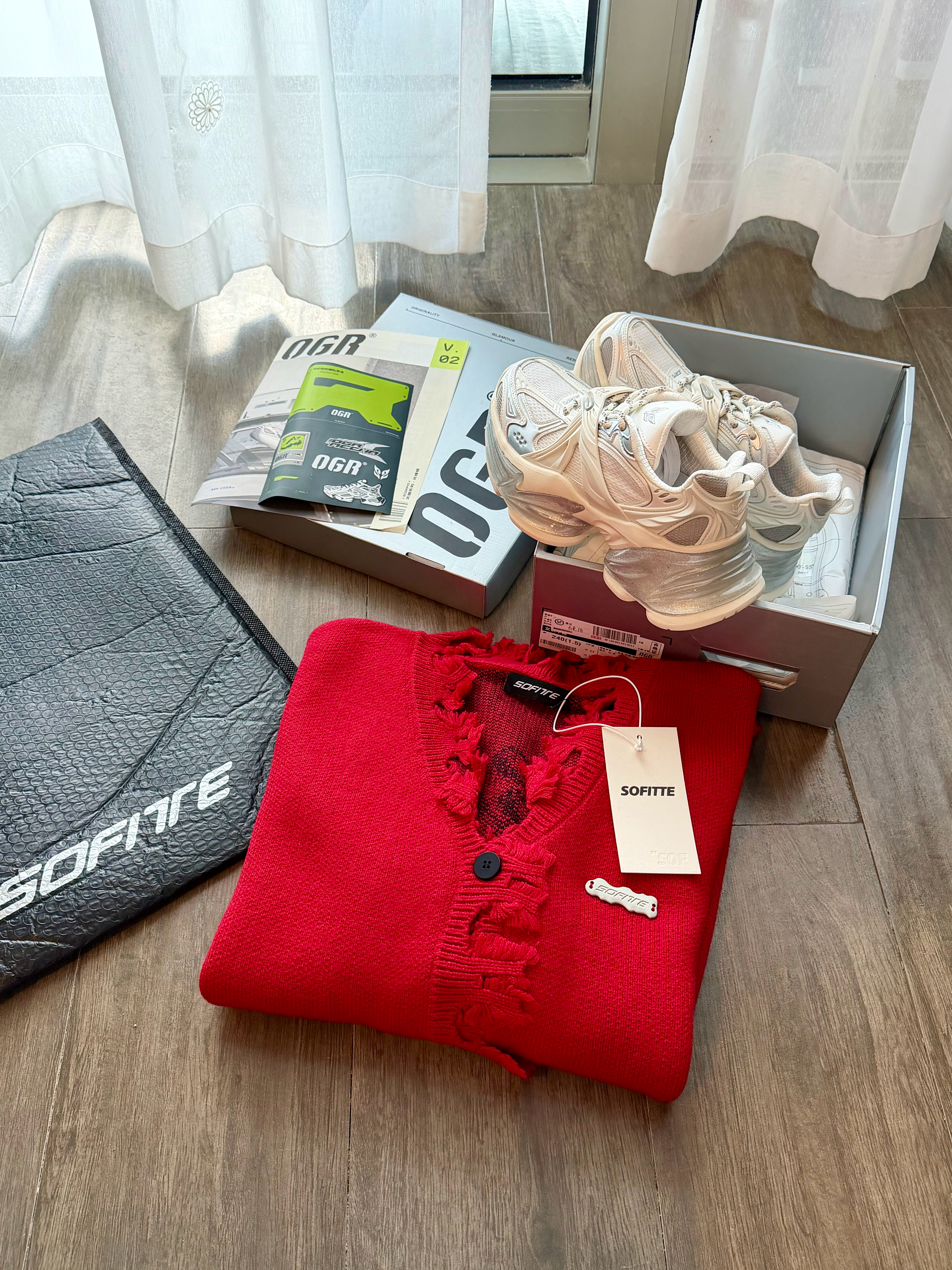 收到了品牌方送的泷泷同款外套和OGR新款开心！！！ 三亚