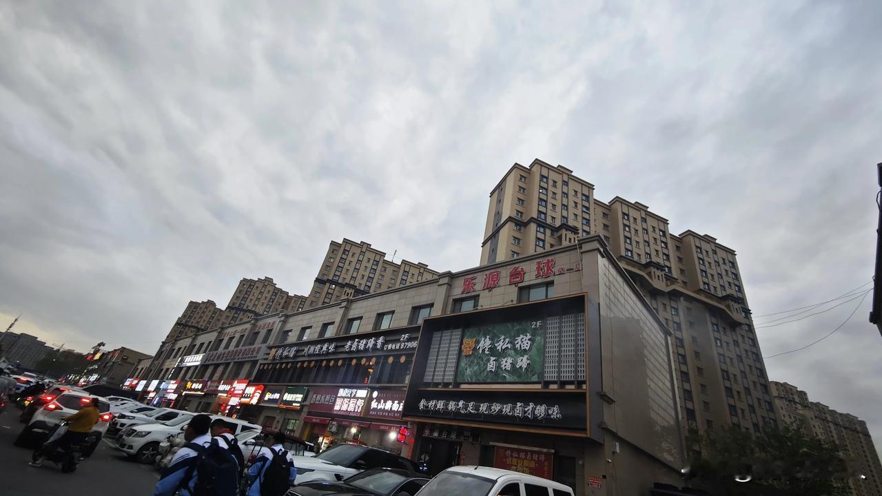 纵观整个西山片区，论商业氛围最浓郁、烟火气最旺盛的区域，紫金城认第二，没人敢认第