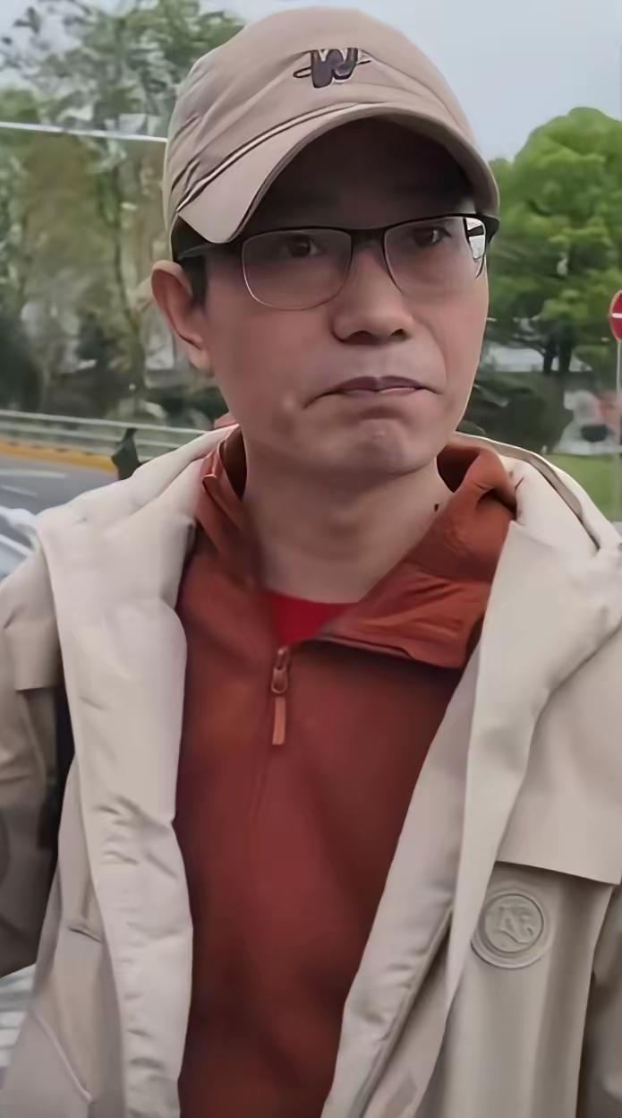 场子姐老公一露面，几句话就把人气笑了。真的是人不要脸面则天下无敌。
出轨出得理直