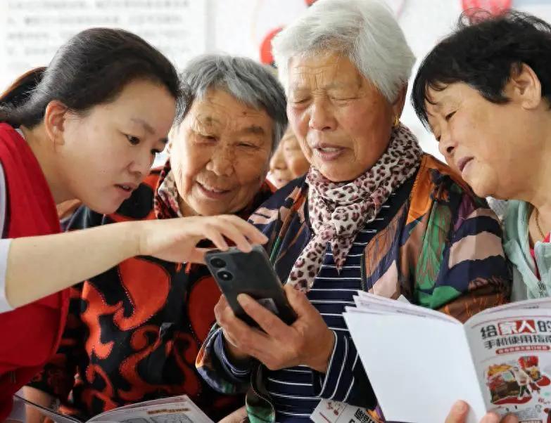 别被“大爷大妈没收入”骗了——

他们手里的退休金、棺材本、拆迁款、老房子，加起