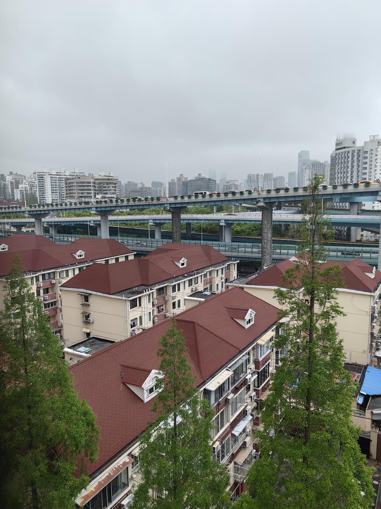 这里是上海中山西路内环高架。