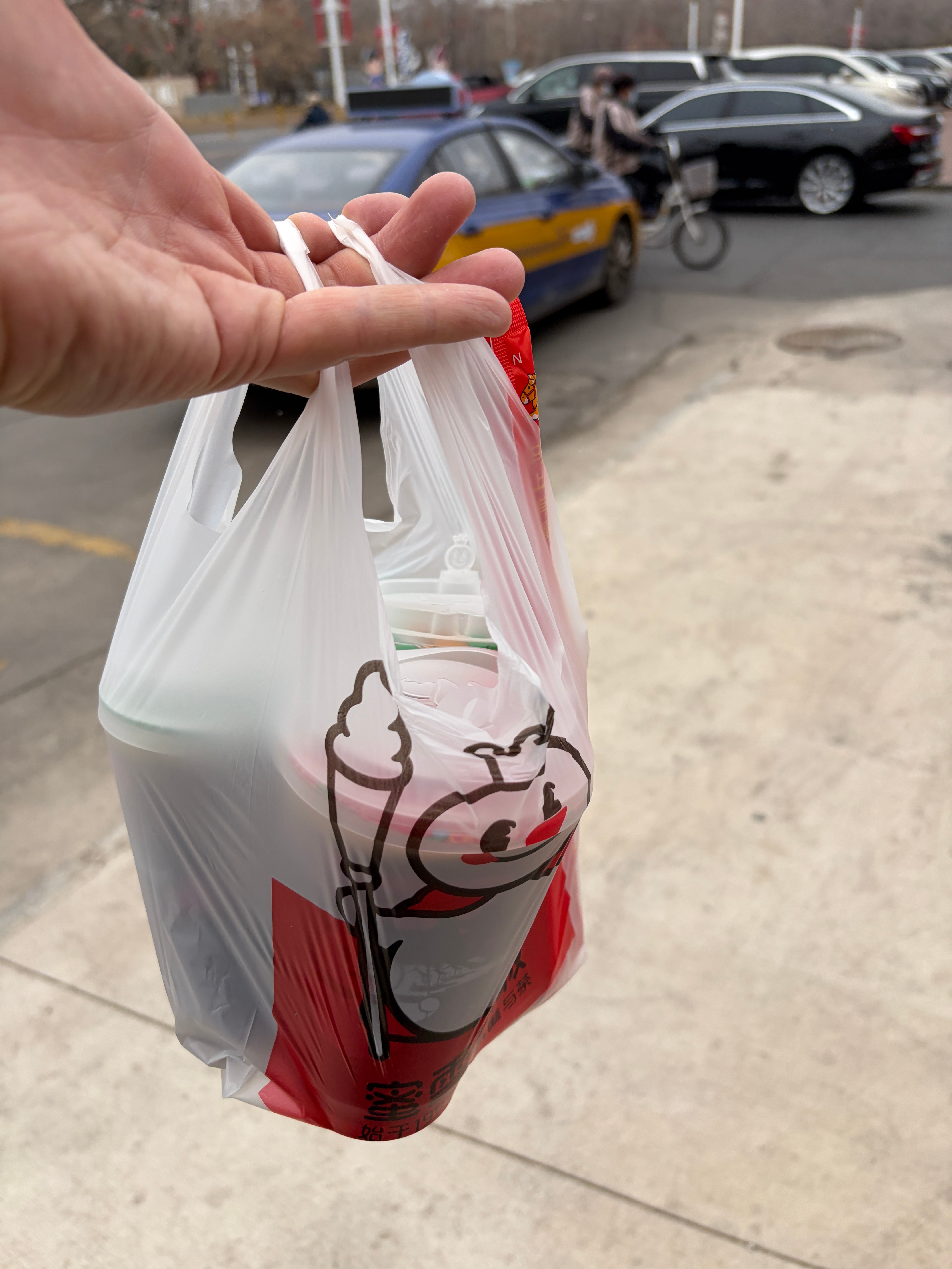 雪王真猛呀蜜雪冰城全面占领了我家这个小县城…一共开了5家2杯美式+1杯黑糖拿铁+