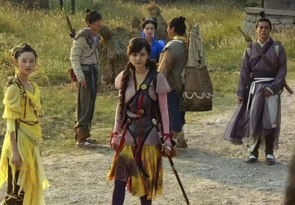 上哪儿去找六个人只能凑出一套好衣服的主角团，小时候怎么不觉得丑呢哈哈哈 ​​​