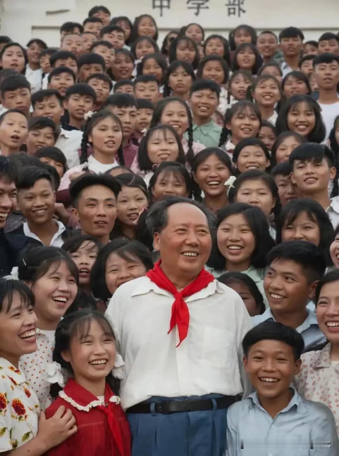 咱们的领袖毛主席，
与共产主义接班人在一起！
