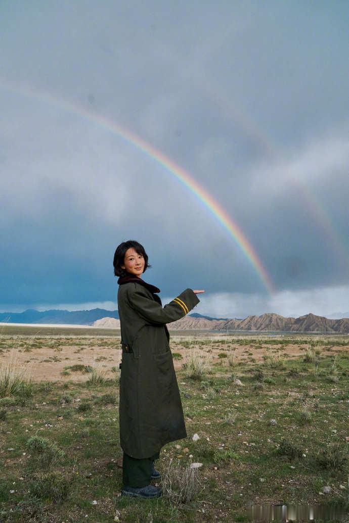 谁给杨紫选的大衣紫妹灵魂拷问：我的兜到底在哪啊就问这谁给我们杨紫选的大衣，让孩子