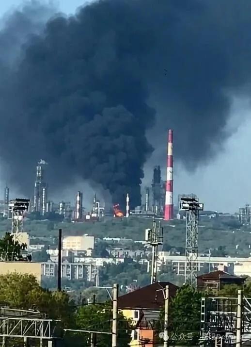 刚刚，乌克兰无人机再次击中了能处理能力700万吨的锡兹兰炼油厂，这是本月被击中的