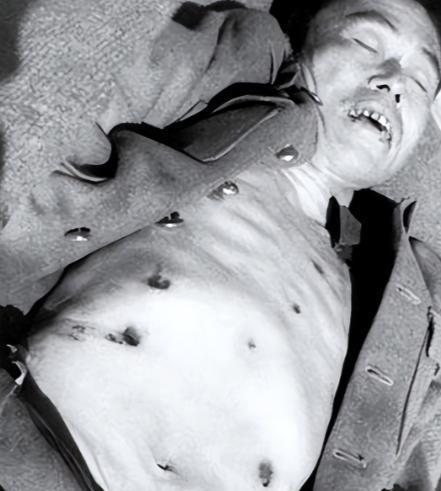 1949年，不可一世的邱清泉被击毙，据参谋长李汉萍回忆：他被击毙前就已经疯掉了，