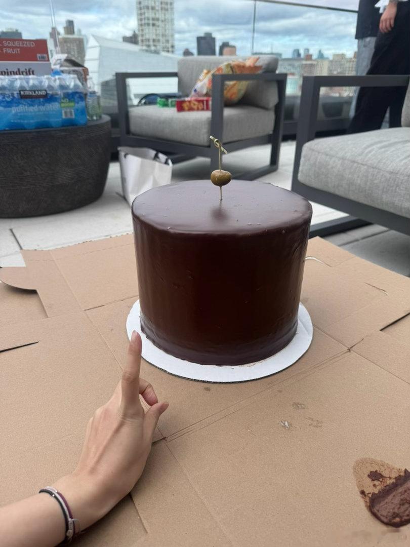 我从未见过这么大又硬的生日蛋糕（橄榄是我们自己插的，因为是酒鬼的蛋糕）已经接近暴