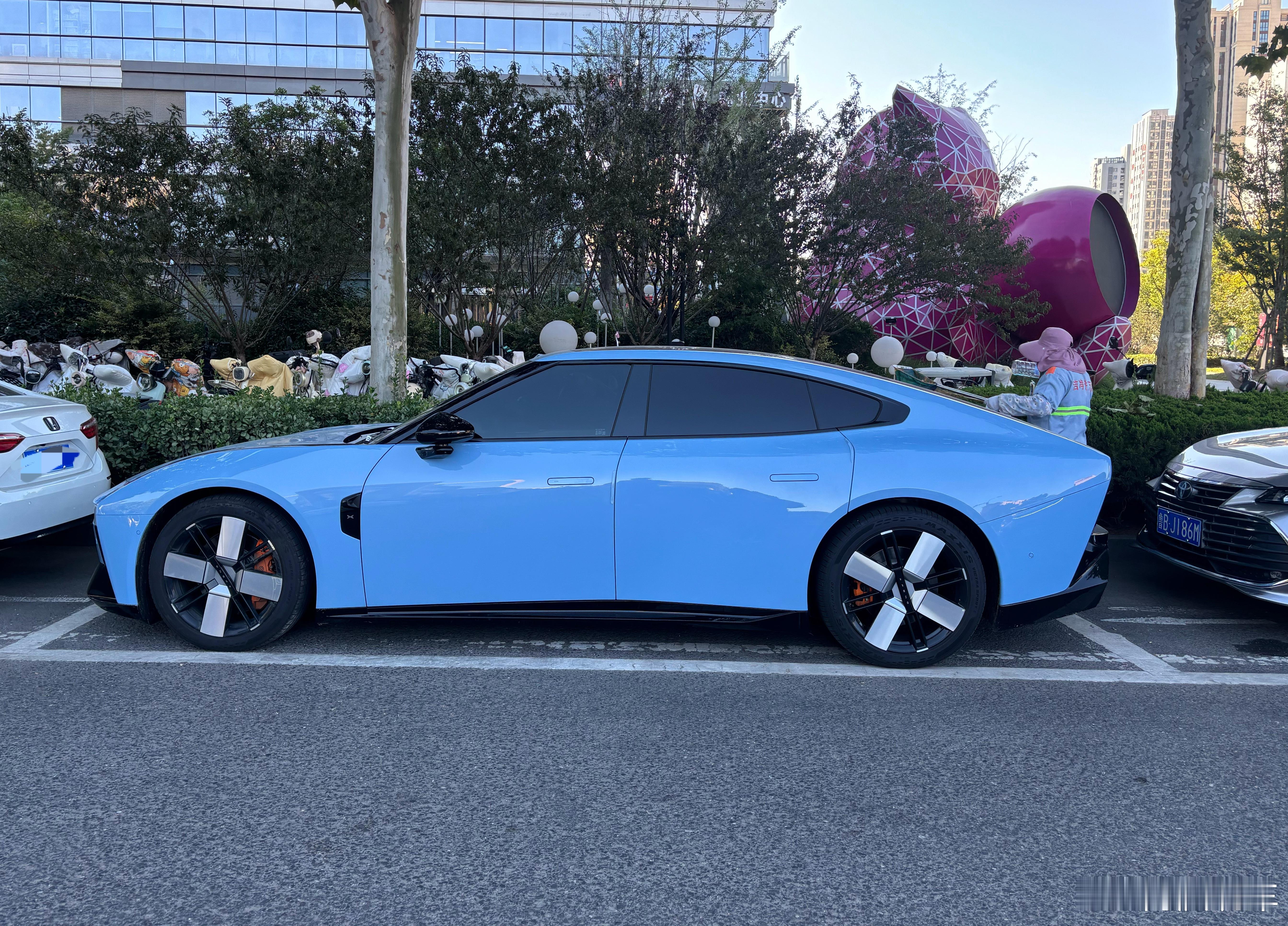 楼下看到一辆蓝色的小鹏P7，停到一排车里边，第一眼就看到它了，辨识度杠杠的，这个