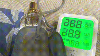 血压计测量白酒瓶，居然显示高压134、低压70、脉搏67，有懂的家人么？
到底是