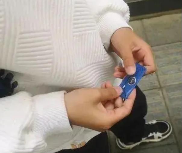#叔叔你的烟盒还要吗#这句话，在成年人听来或许只是孩子天真无邪的提问。然而在这背