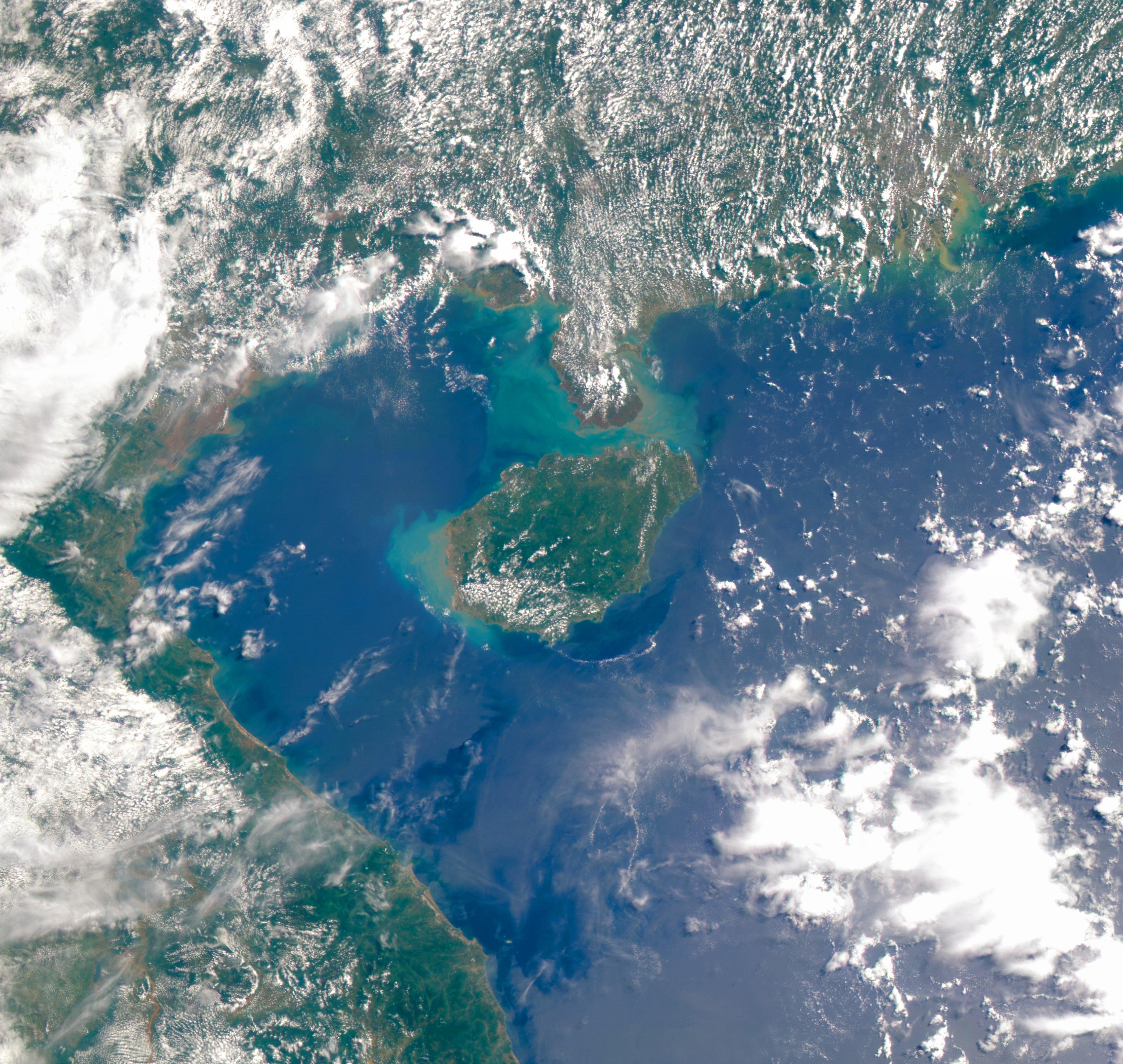 风云四号B气象卫星今天早上拍摄的海南岛！图像:​ ​​​