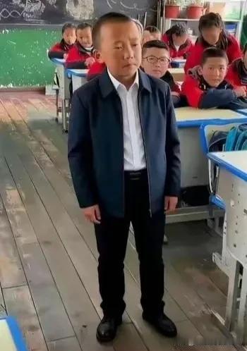 这位小孩哥当上班长还没有一个星期，就因为没有完成家庭作业，被免去了班长职务。干部