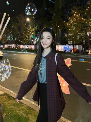 宋轶街边氛围感随拍  宋轶打卡成都双子塔  宋轶成都街边照有魔力，彩色泡泡梦幻，