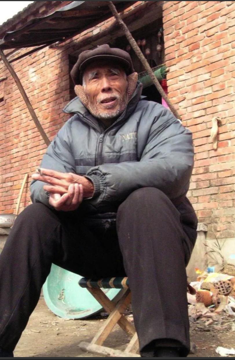 1949年，敌人让杨钦典，把白公馆剩下的19名地下党员全部杀了，这时，一个地下党