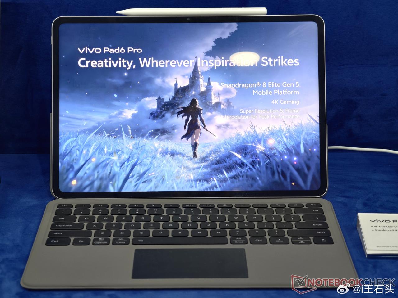 vivo在MWC现场展示了一台vivo Pad6 Pro 。
配上了一块4K原彩