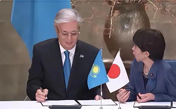 日哈稀土协议或成废纸！
中日关系紧张期间，哈萨克斯坦总统与高市早苗签署了日哈稀土
