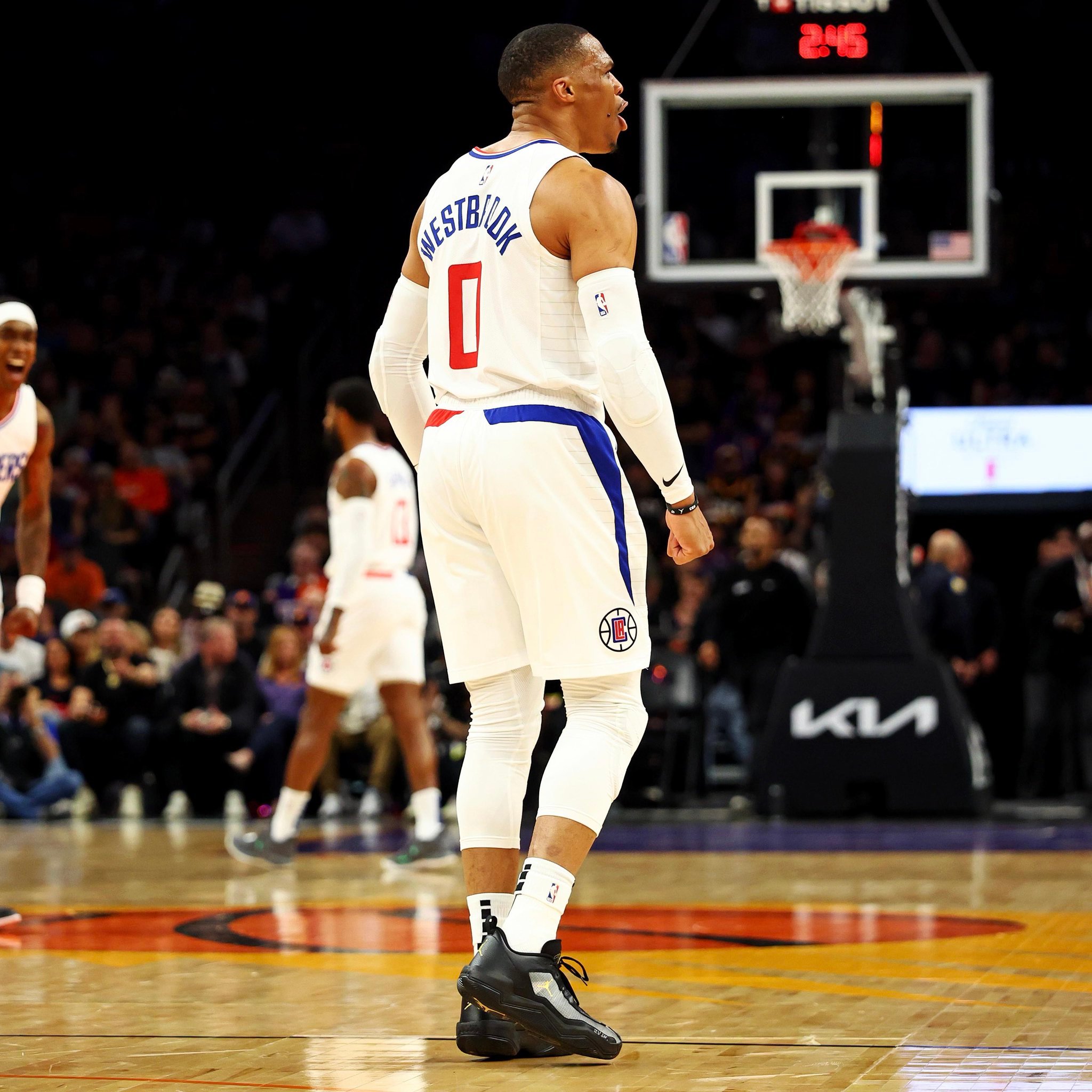 12分10篮板15助攻，威少拿下职业生涯第199次三双。#快船vs太阳# ​​​