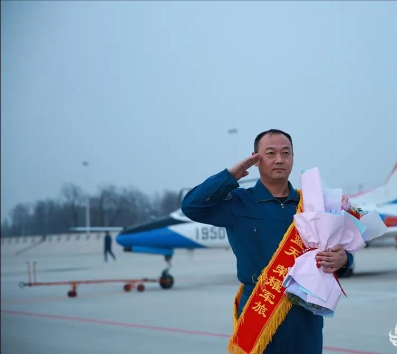 29载蓝天铸剑！特级飞行员华丽转身，热血航迹代代相传
 
陈立伟是空军特级飞行员