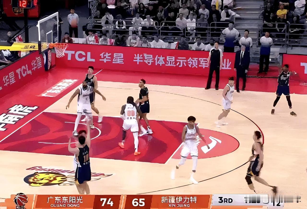 广东神射手杜润旺终于支棱起来了！在今日广东对阵新疆的第三节比赛中，杜润旺单节投进