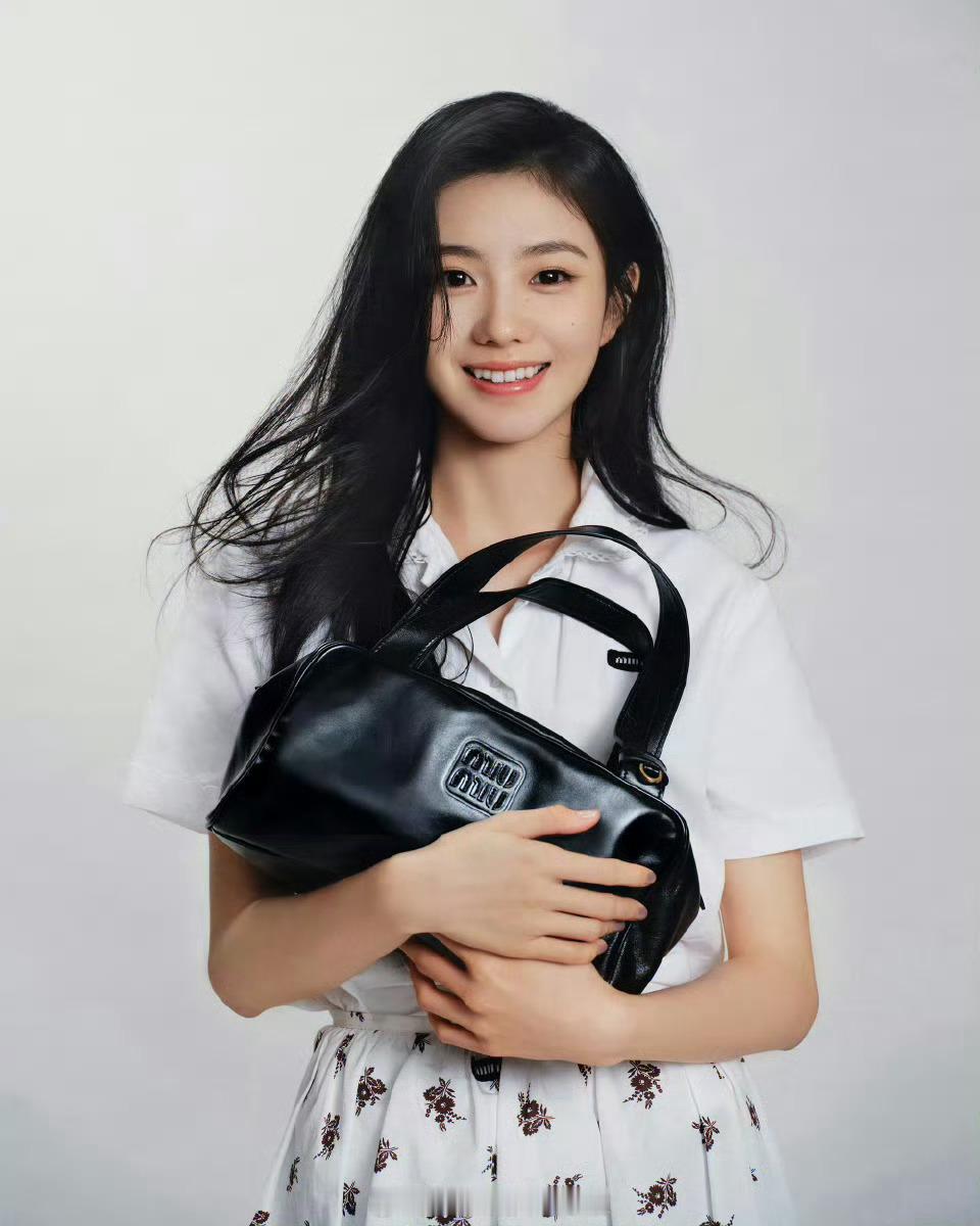miumiu签了三个00花这牌子拍照审美一直很迷啊，李庚希这拍的啥… ​​​