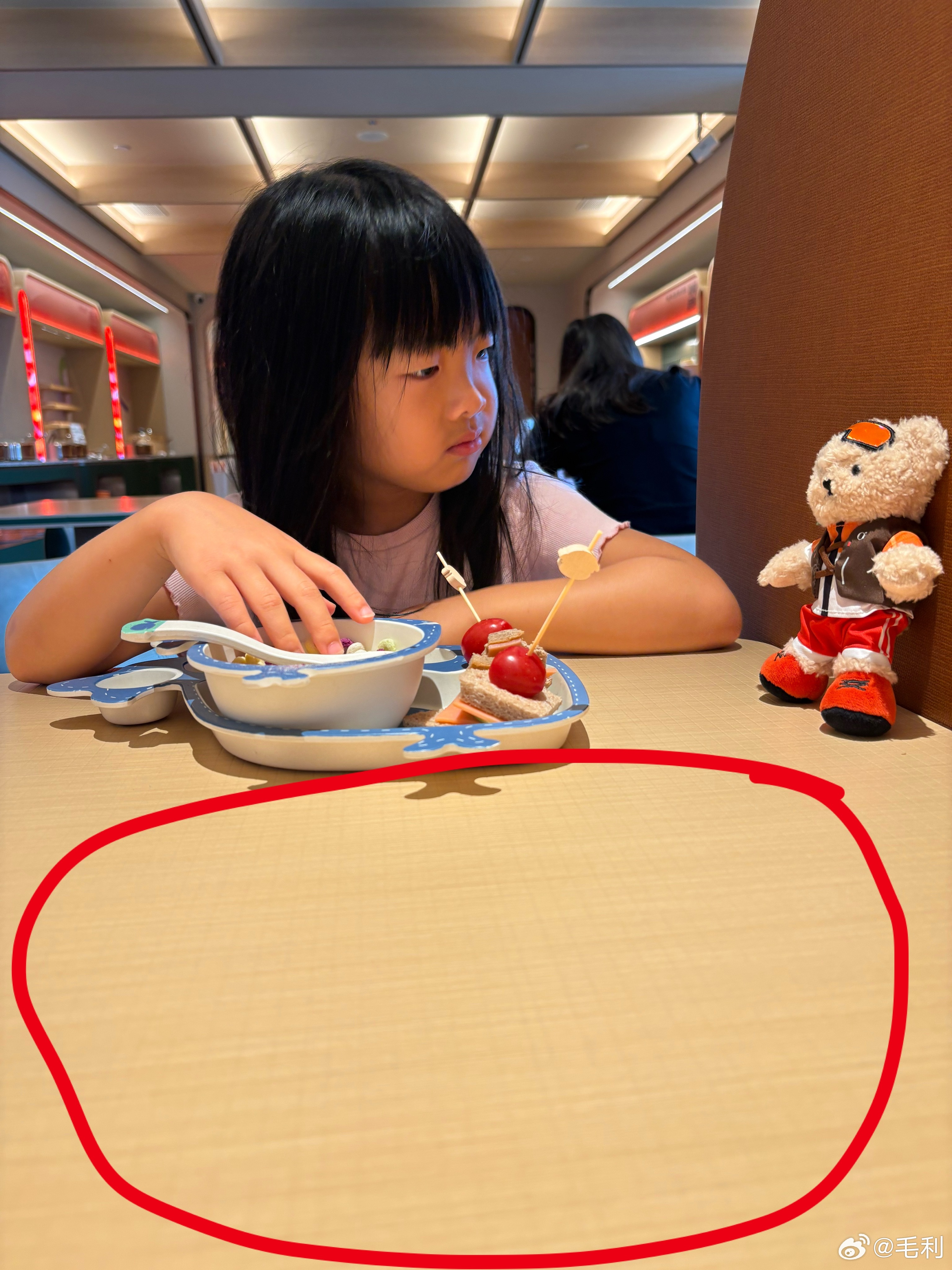 小陈给我发了妹妹的单人照片真想手把手教他大哥，把你女儿放中间往上一点这半块啥也没