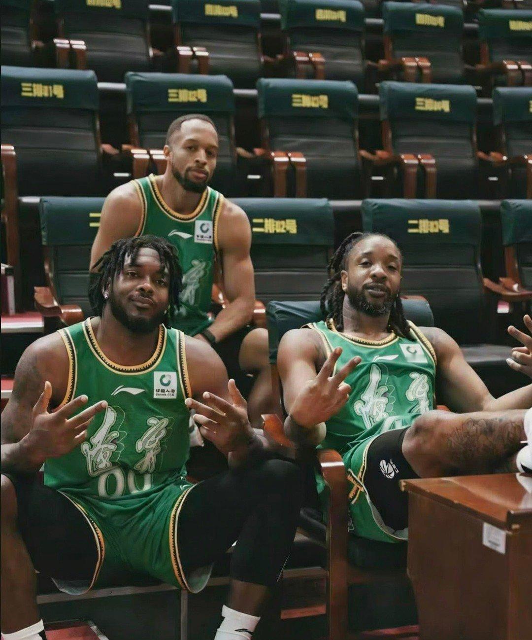 威尔斯，奥利弗，杰隆布朗一起更新了这张照片，感情挺好。辽宁男篮