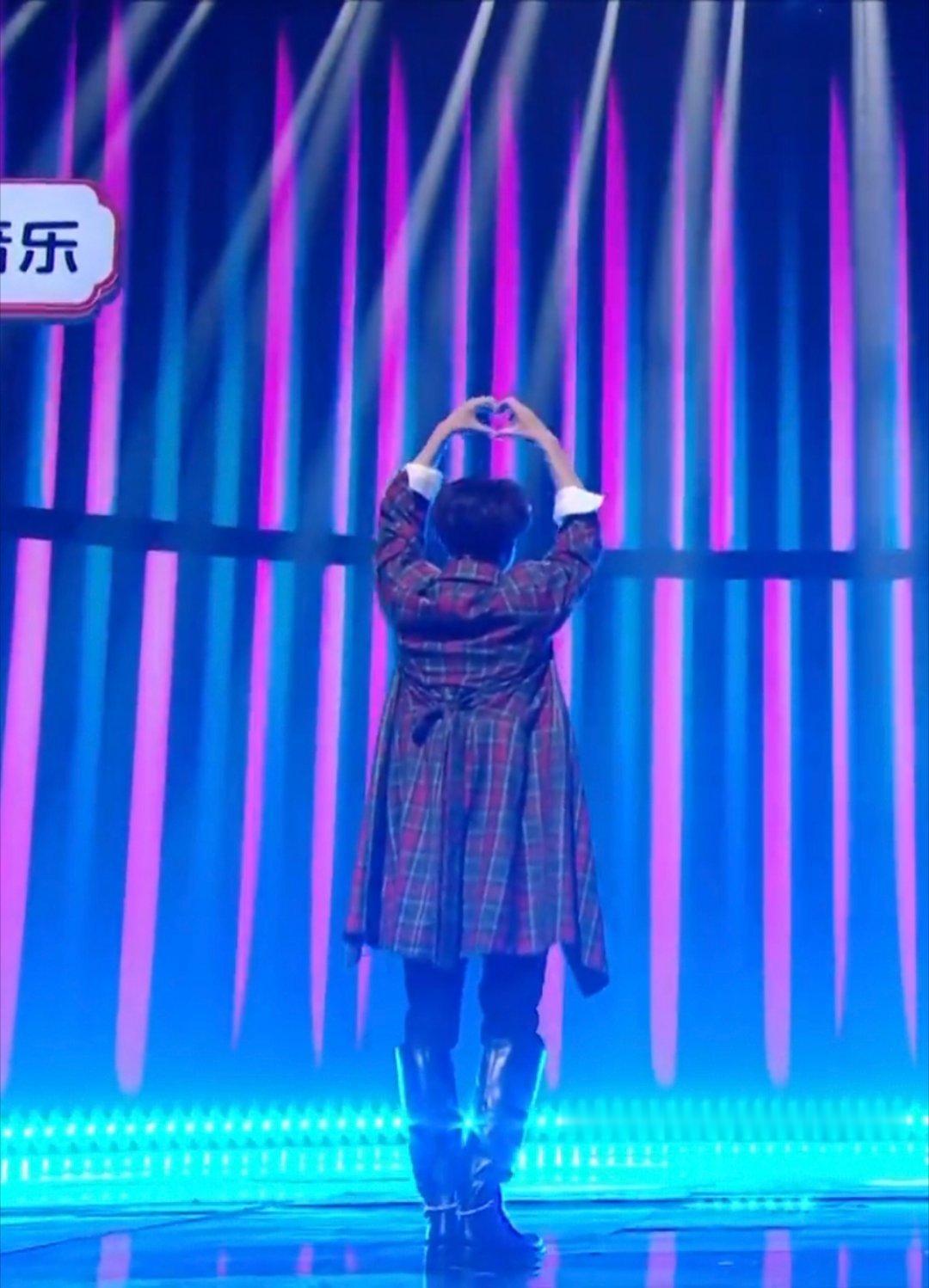 黄明昊背后比心好萌萌萌萌萌萌萌萌萌 