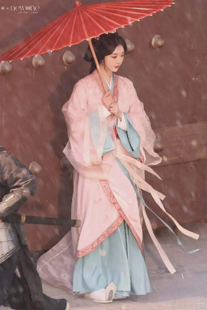 孔雪儿折腰造型惊艳众人，本有爆火之势，却因女主问题折戟。此后她虽无缝进组演女配，