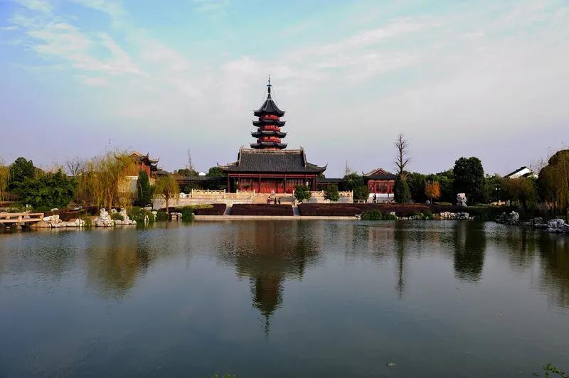 上联：长河不雨来春水，下联：干山无风秋叶落。此联对仗有巧思，展现出别样的自然景致