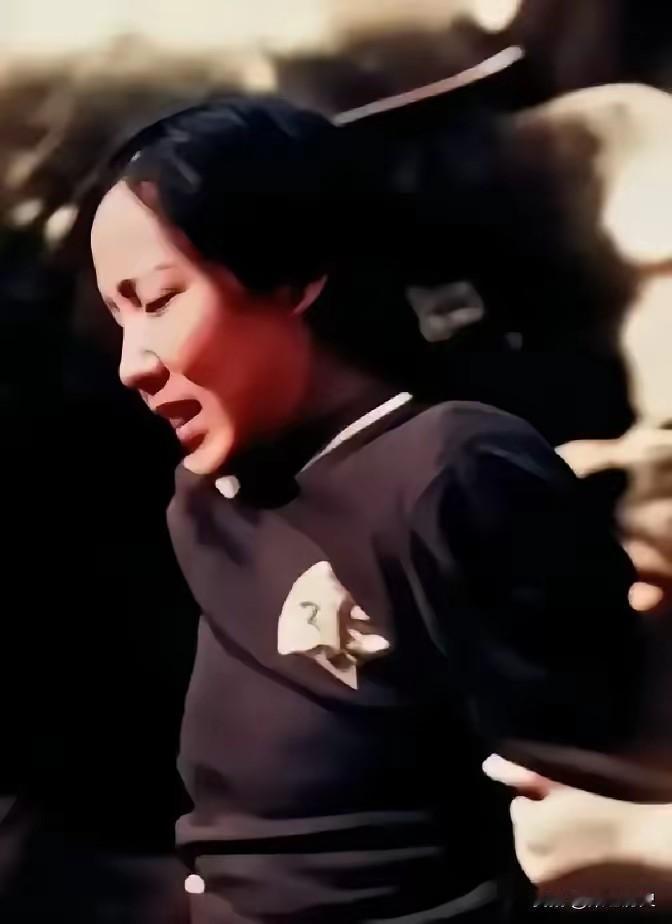 这是陈玉贞烈士就义前的留影，这并非演员扮演的，而是货真价实的历史珍品，容貌呈现的