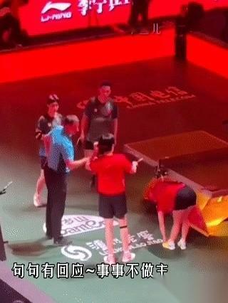 裁判问完话，全场鸦雀无声。
两个大男人，加上对面俩，四双眼睛齐刷刷地盯着一个正在