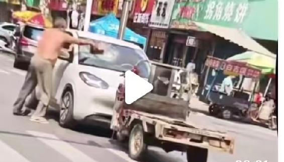 刷到这事儿真的气到爆炸！谁看了这种堵路还蛮不讲理的行为不火大啊？咱就说，公共道路