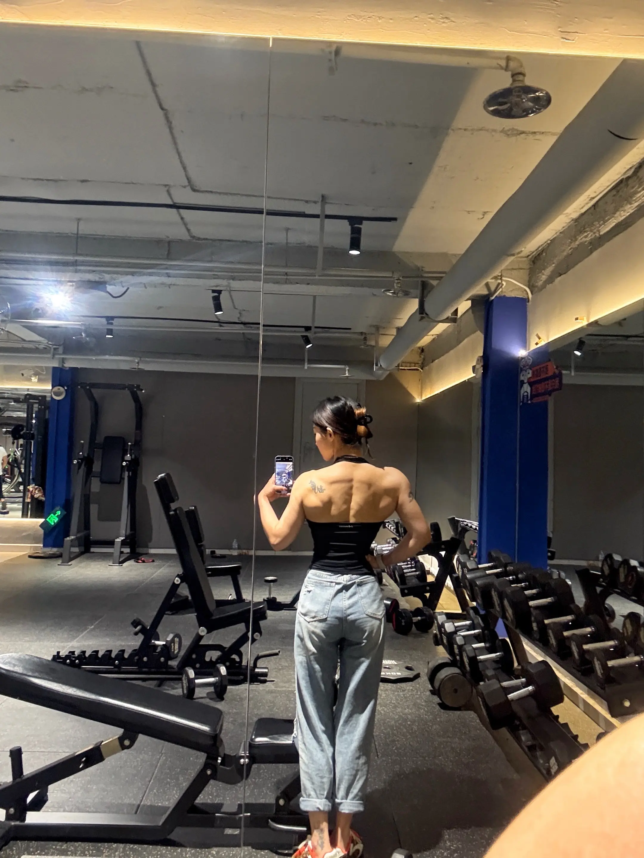 灯光一打 少练十年 💪🏻 好久没吃过董立兵喽🍻小时候爱去 再整两...