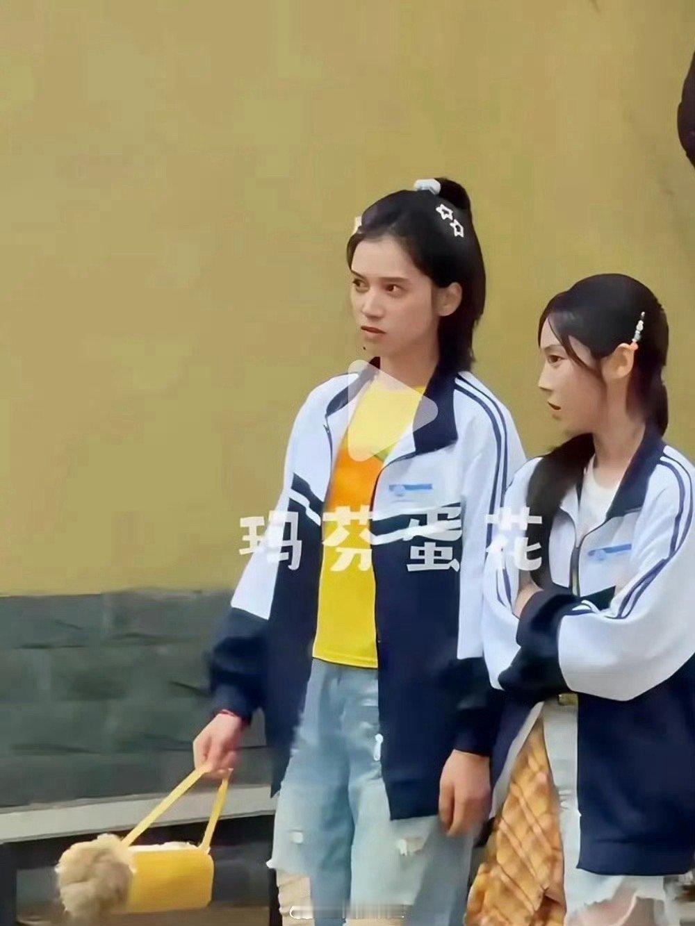 张婧仪新剧生图路透啊这。乍一看还真认不出来这是张婧仪啊。张婧仪在新剧《致我那菜市