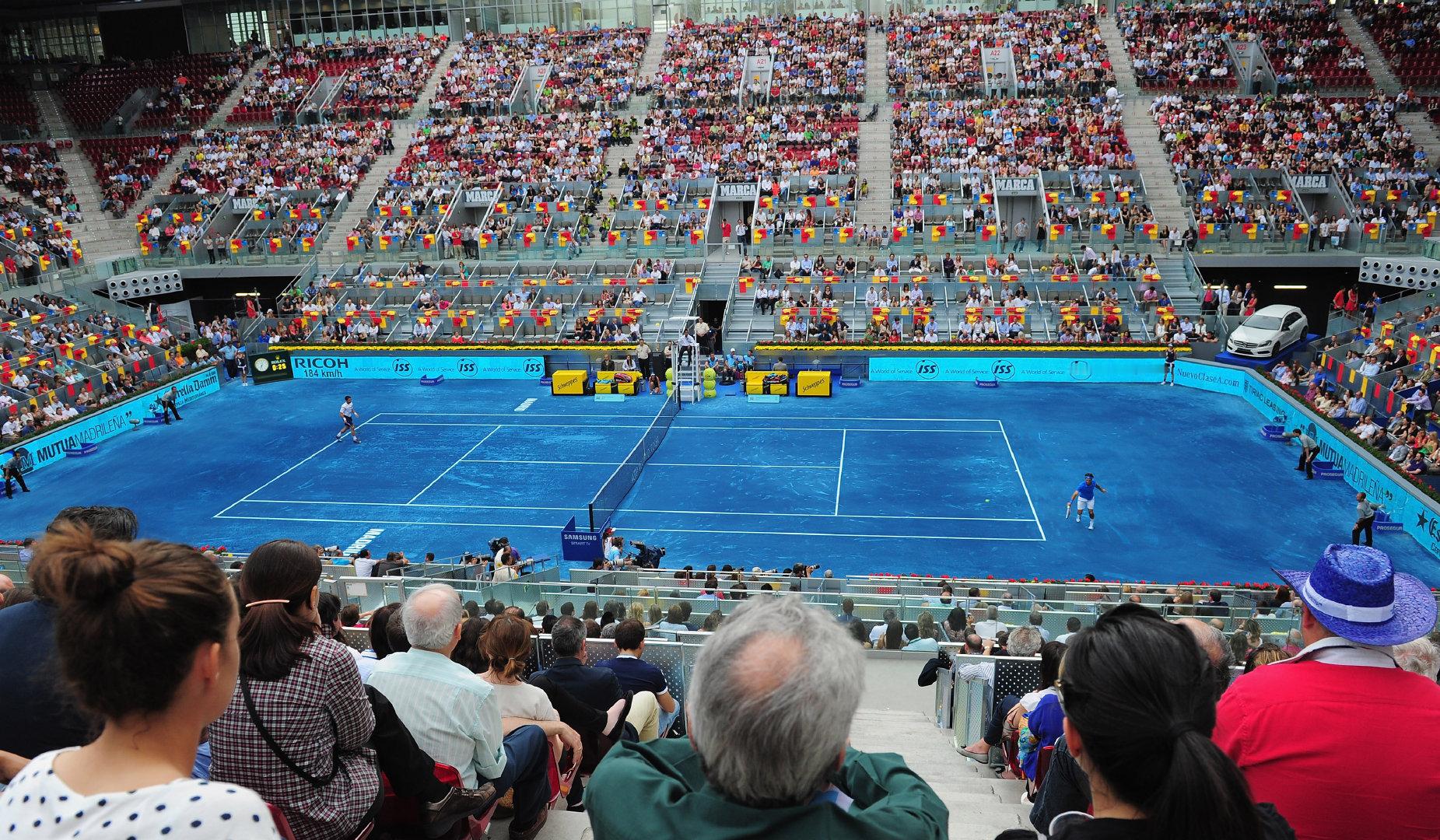 美周一谈2012年马德里公开赛，赛事组委会大胆尝试将传统的砖红色粘土换成了醒目的