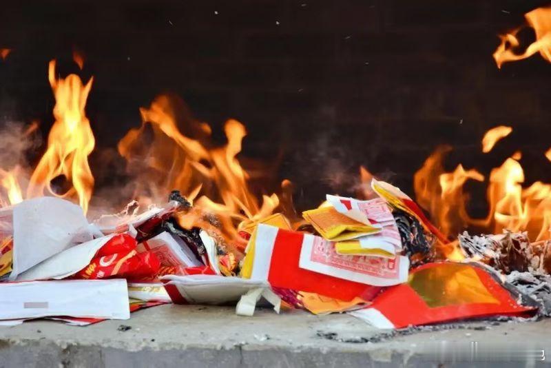 要顺利给逝者“送钱”，需提前备好这些物品：防风打火机，方便点火；小木棍，用于拨弄